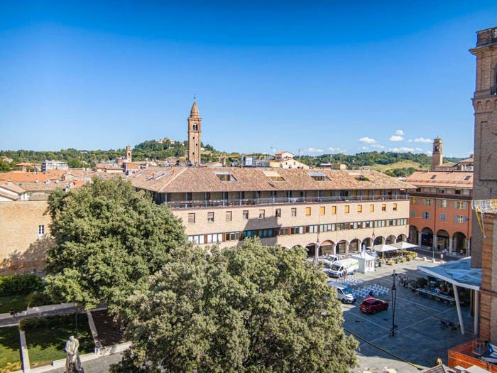 Appartamento con 5 locali in vendita in Piazza Almerici, Centro Storico, Cesena