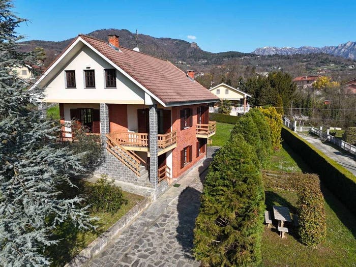 Casa con 5 locali in vendita in Via Fiorina, Roletto
