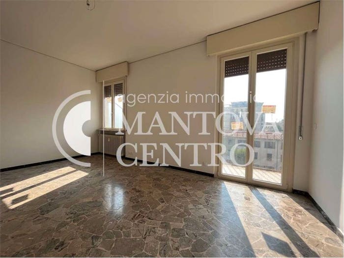 Appartamento con 6 locali in vendita in viale repubblica, Centro, Mantova
