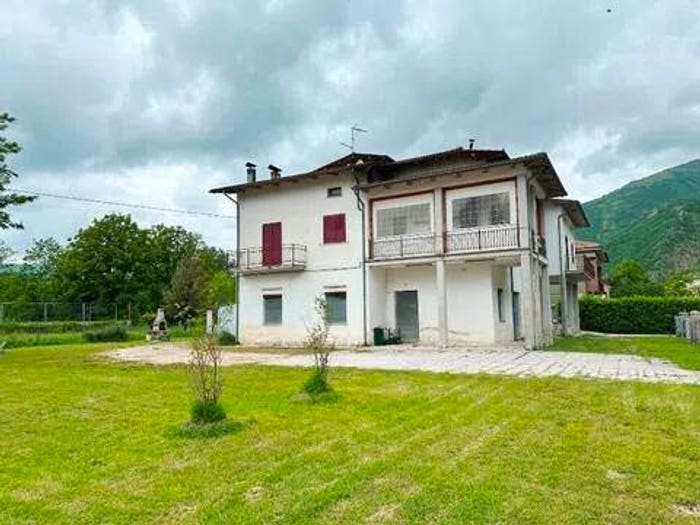 Appartamento con 6 locali in vendita in Cantiano