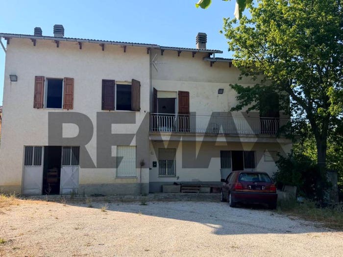 Casa con 5 locali in vendita in Cingoli