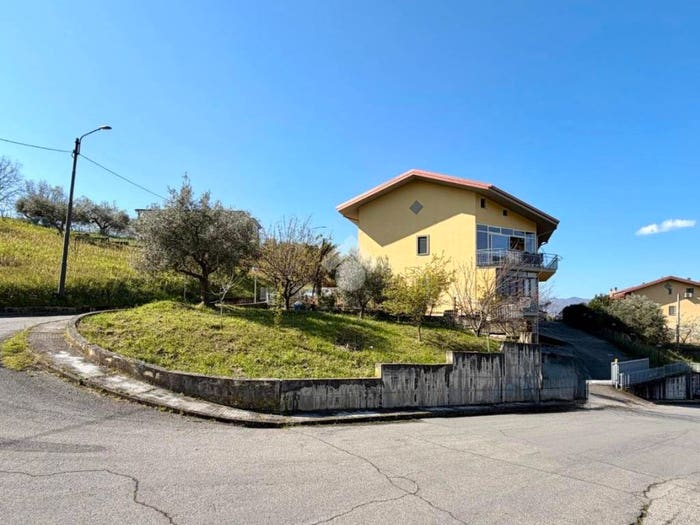 Appartamento trilocale in vendita in Via Tavolara, San Pietro in Guarano