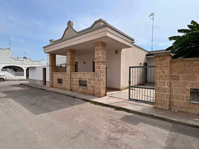 Appartamento con 6 locali in vendita in Via Tuglie SNC, Torre Lapillo, Porto Cesareo