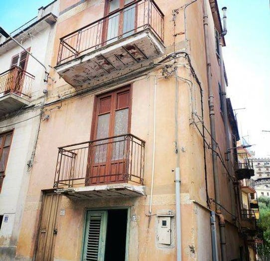 Casa con 6 locali in vendita in Via Castrenze Di Bella, Montelepre