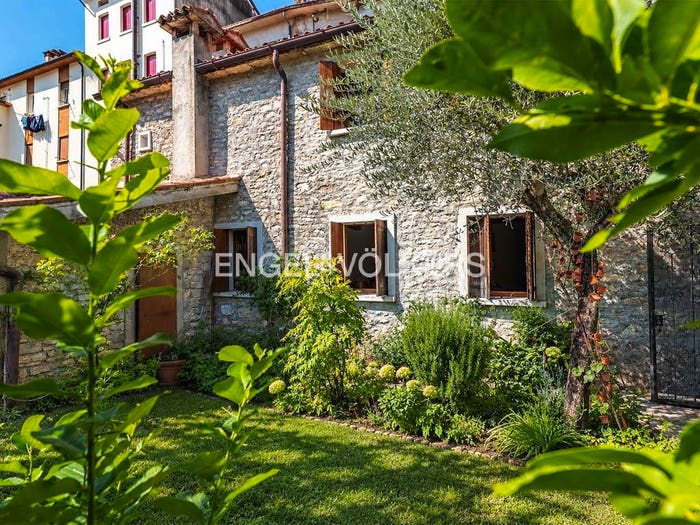 Casa con 6 locali in vendita in Via Maestra, Revine, Revine Lago