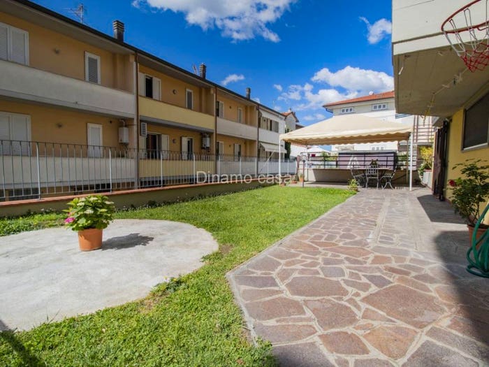 Casa con 6 locali in vendita in montale, Centro, Montale