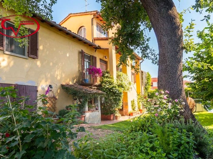 Casa con 6 locali in vendita in Piazza Cesare Battisti, Città, Montevarchi