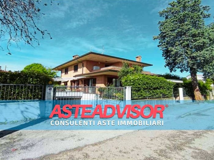 Casa con 6 locali in vendita in Frazione Romanò Brianza Via Zara, Centro, Inverigo