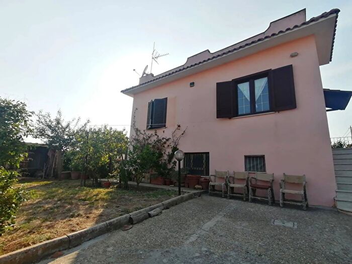 Casa quadrilocale in vendita in Via Follone, Aprilia