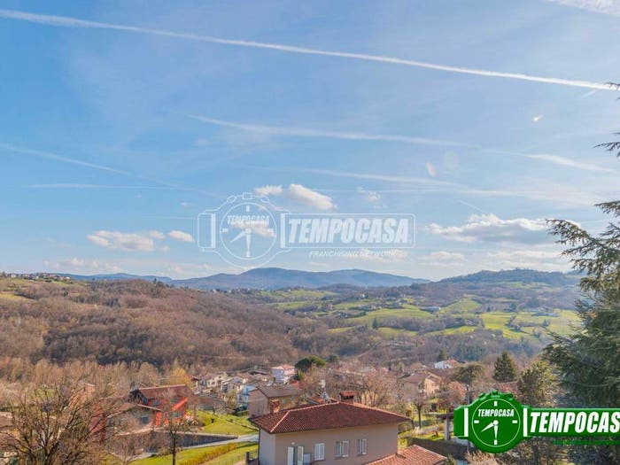 Appartamento con 6 locali in vendita in Via Risorgimento, Centro, Gropparello
