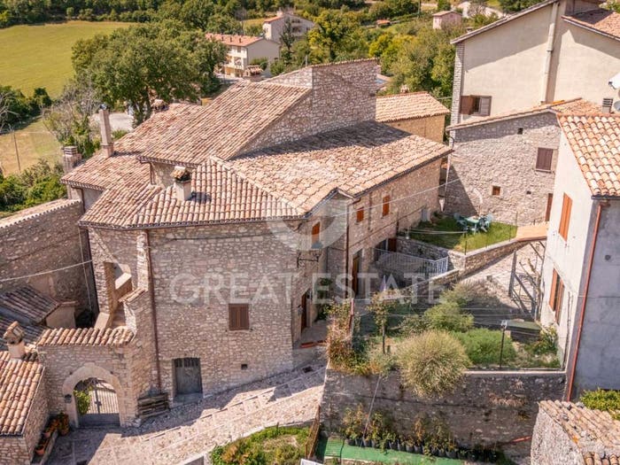 Appartamento con 6 locali in vendita in Via Cornillo, Centro, Vallo di Nera
