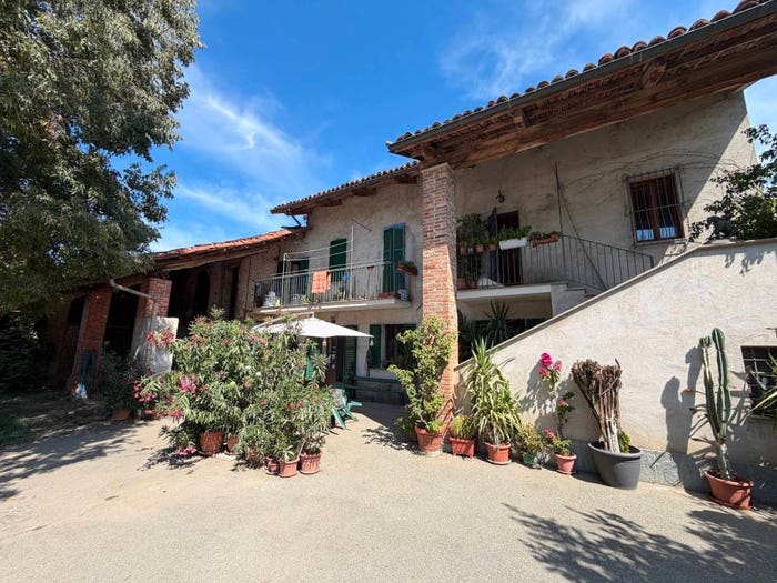 Casa con 6 locali in vendita in Via Villafalletto, Fossano