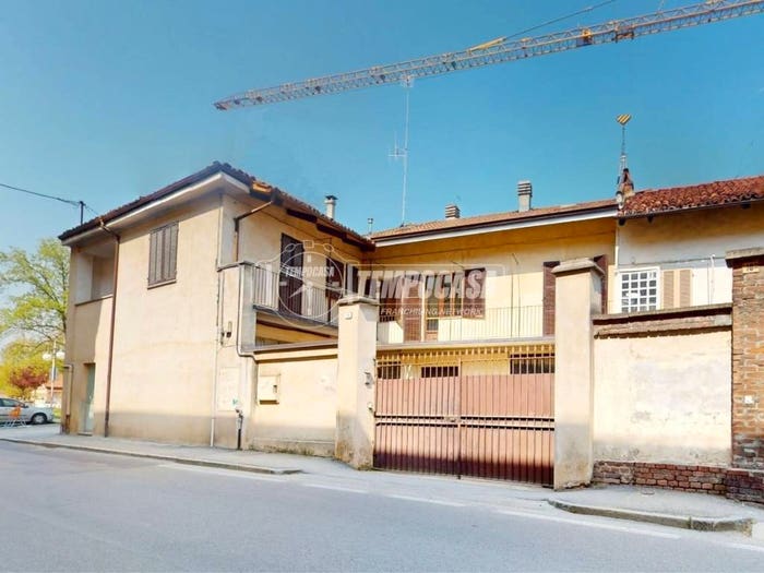 Casa con 6 locali in vendita in Via Monte Grappa, Centro, Bra
