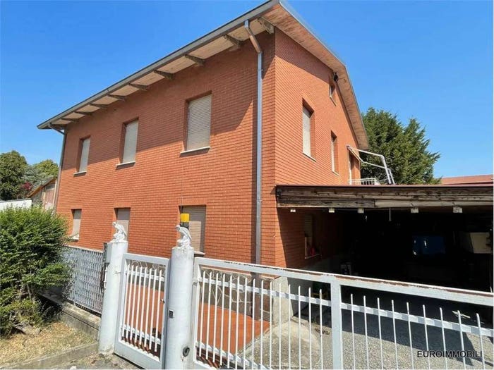 Casa con 6 locali in vendita in Via Quattro Novembre, Centro, Traversetolo