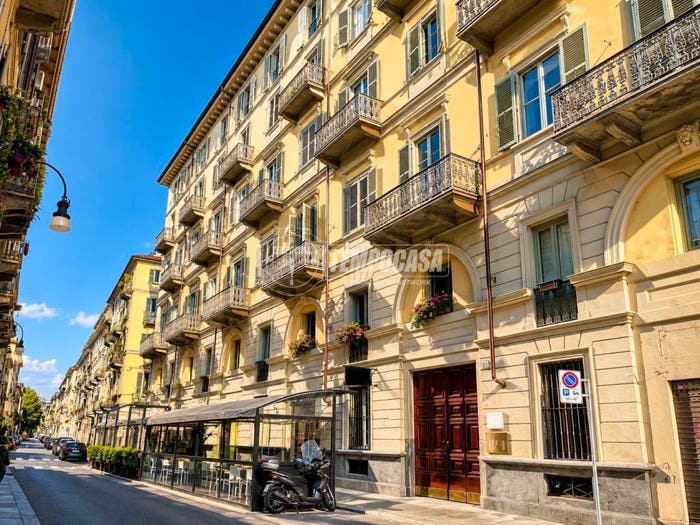 Appartamento trilocale in vendita in Via della Rocca, Torino