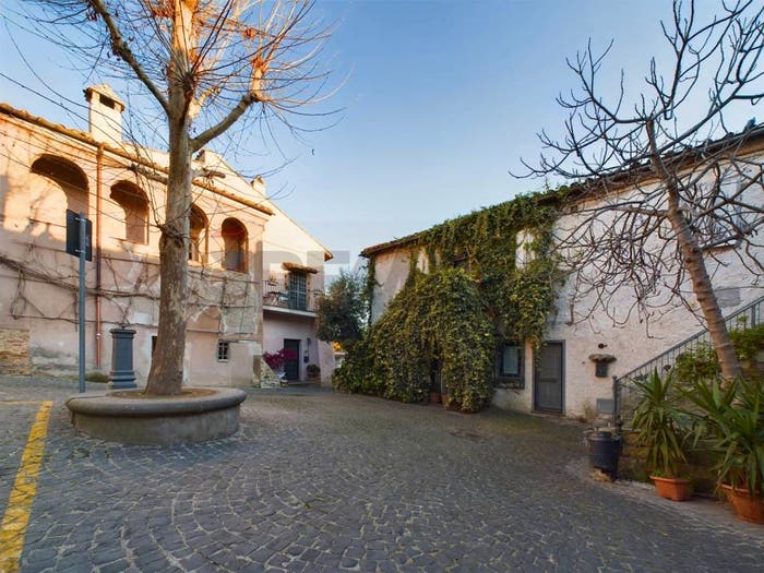 Appartamento quadrilocale in vendita in Piazza Sant'Angelo, Centro, Formello