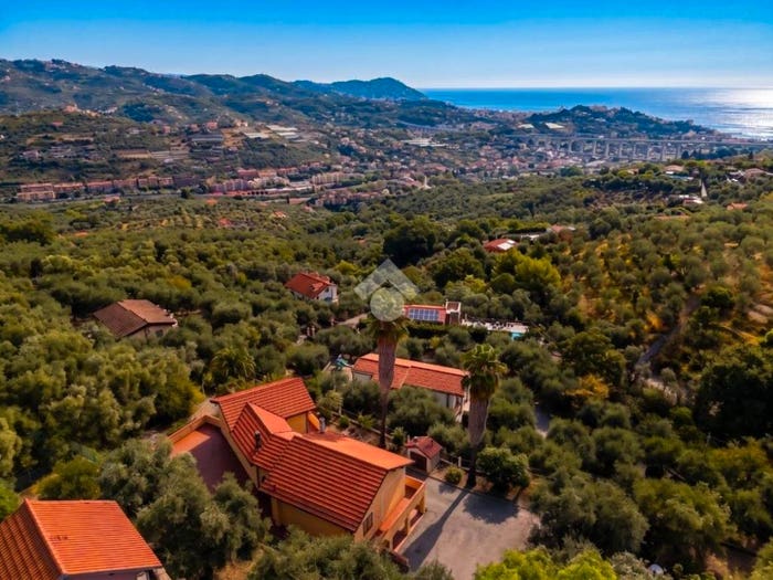 Casa con 6 locali in vendita in Strada Civezza, Piani Torrazza, Imperia