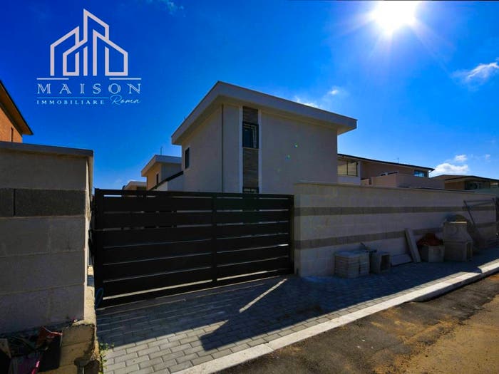 Casa quadrilocale in vendita in Viale delle Viole, Villaggio Giornalisti Poggio, Anzio