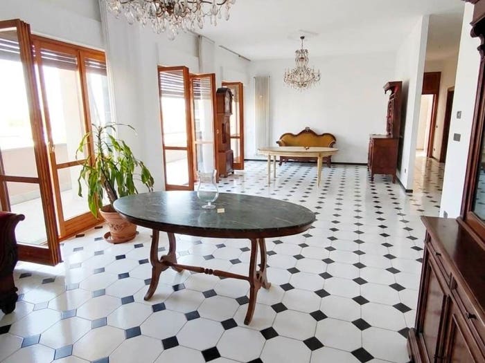 Casa con 6 locali in vendita in Piazza Michele Ferrero, Corso Langhe Moretta Corso Cortemilia, Alba
