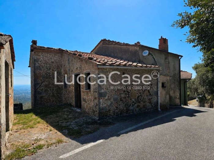 Casa trilocale in vendita in Via di Pizzorna, Matraia Valgiano, Capannori