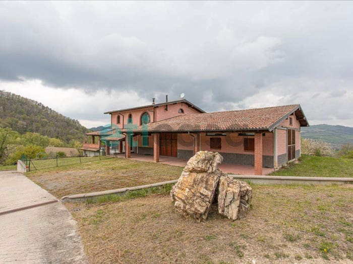Casa quadrilocale in vendita in Frazione Valle Superiore Zavattarello, Zavattarello