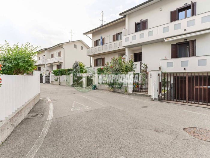 Casa quadrilocale in vendita in Via Gières, Centro, Vignate