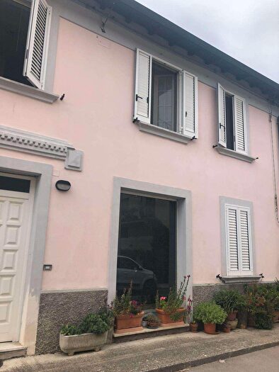Casa con 8 locali in vendita in Via, Villa Collemandina