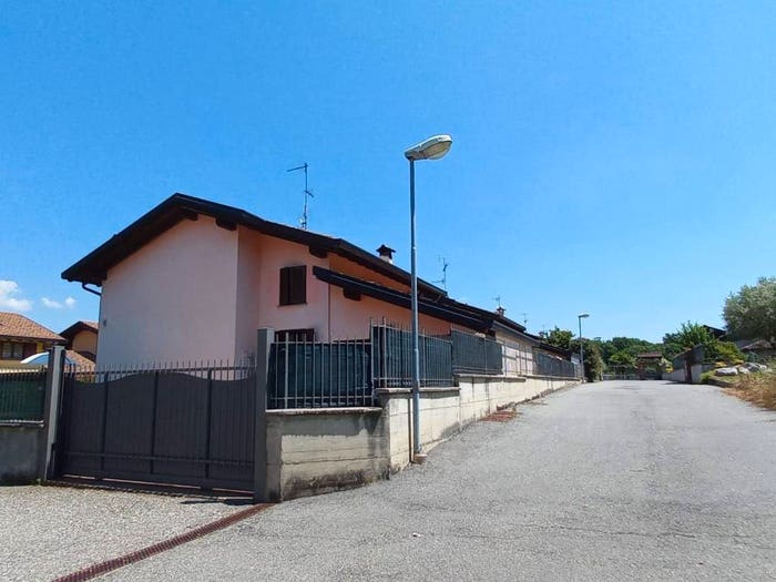 Casa con 5 locali in vendita in Via Dante Alighieri, Leggiuno