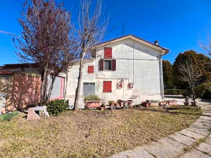 Casa con 6 locali in vendita in Correggio
