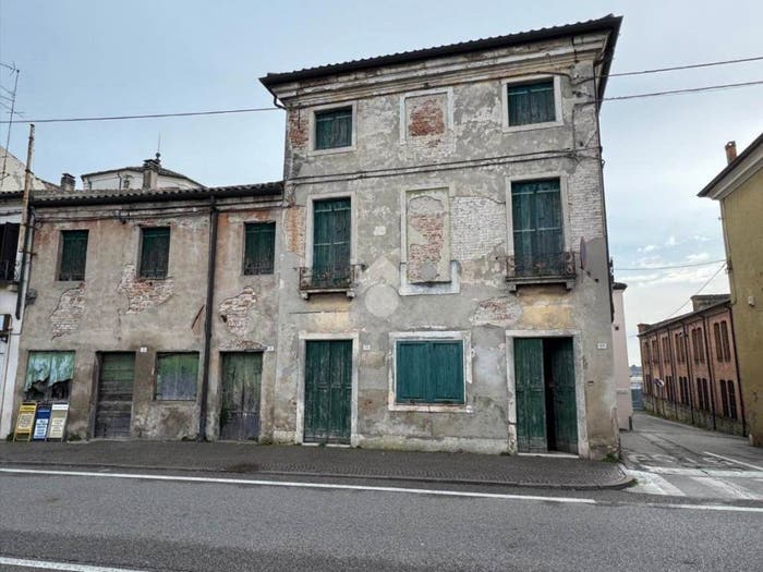 Casa con 6 locali in vendita in Via Maggiore, Battaglia Terme