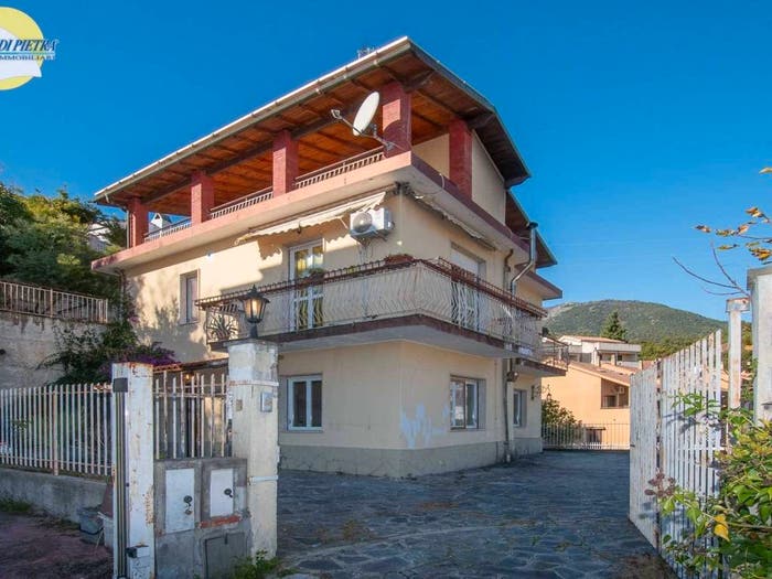 Casa con 6 locali in vendita in Via Rive, Centro, Boissano