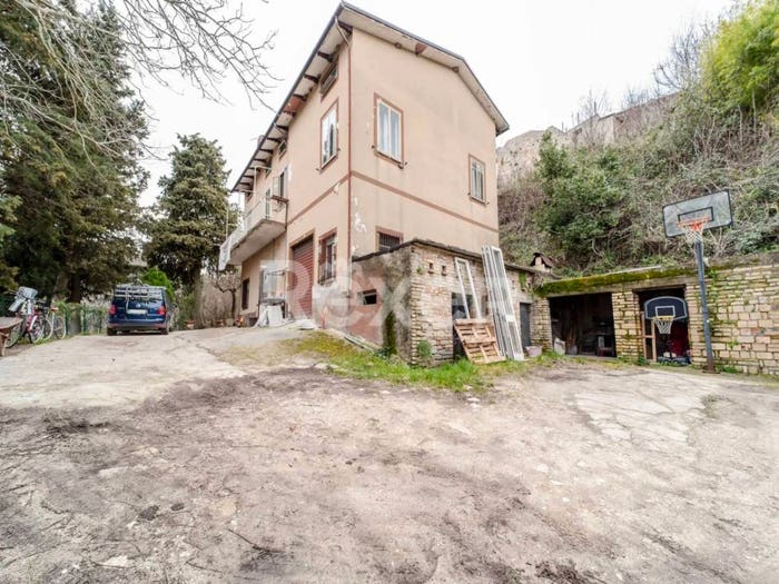 Casa con 6 locali in vendita in Contrada Le Grazie, Centro, Montelparo