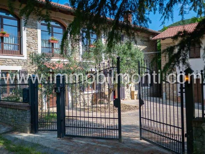 Casa con 6 locali in vendita in Denice