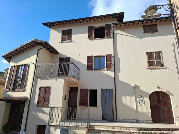 Casa quadrilocale in vendita in Fraz Ponte Parrano, Nocera Umbra