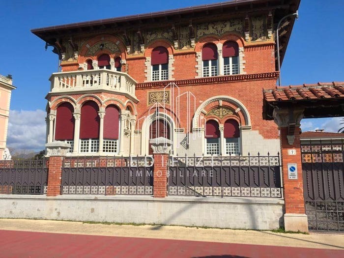 Casa con 6 locali in vendita in Marina di Massa Centro, Massa