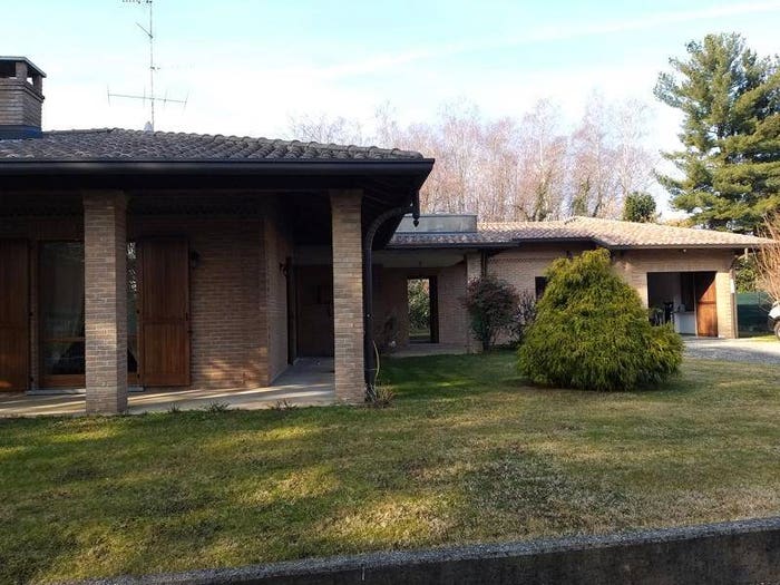 Casa con 6 locali in vendita in Via Caduti Oltronesi, Appiano Gentile