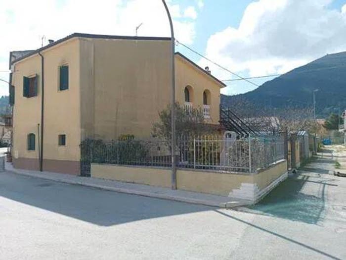 Casa con 6 locali in vendita in Via San Sebastiano, Vittorito
