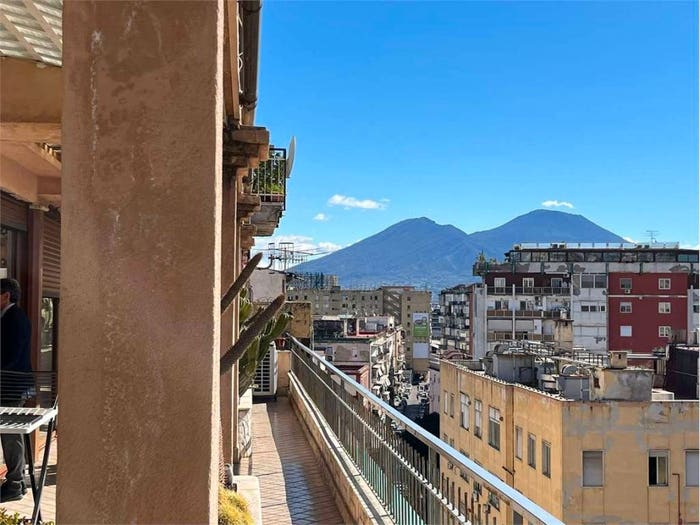 Appartamento con 6 locali in vendita in Via Enrico Cosenz, Garibaldi Ferrovia, Napoli