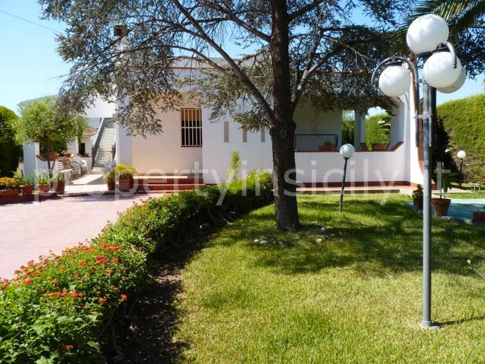 Casa quadrilocale in vendita in Via Tersicore, Fontane Bianche, Siracusa