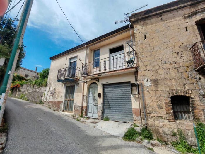 Casa quadrilocale in vendita in Strada Provinciale Bivio San LeucioLocalità Confini, San Leucio del Sannio