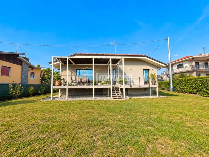 Casa con 6 locali in vendita in Via Oglianico, Salassa