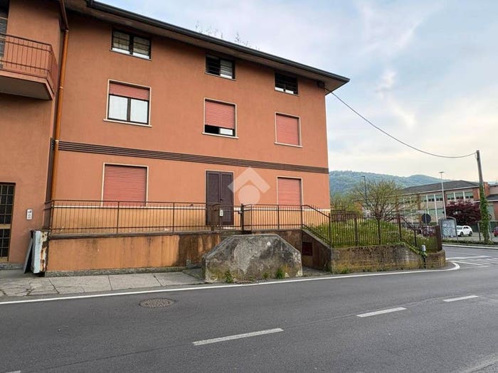 Appartamento trilocale in vendita in Via Locatelli, Leffe