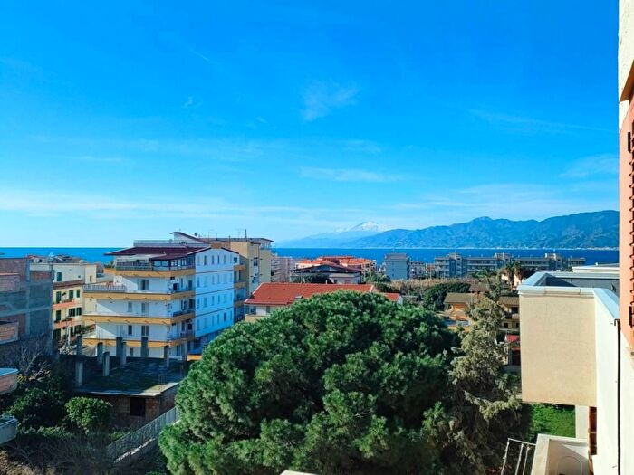Appartamento trilocale in vendita in Via Marra Privata Gallico, Reggio Calabria