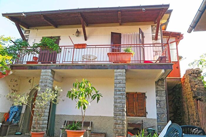 Casa con 5 locali in vendita in Via Roma SNC, Comano
