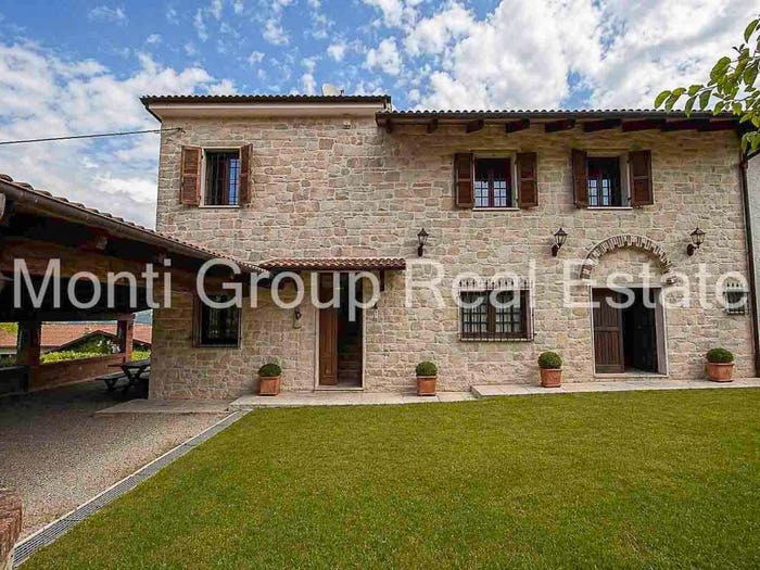 Casa con 6 locali in vendita in Melazzo