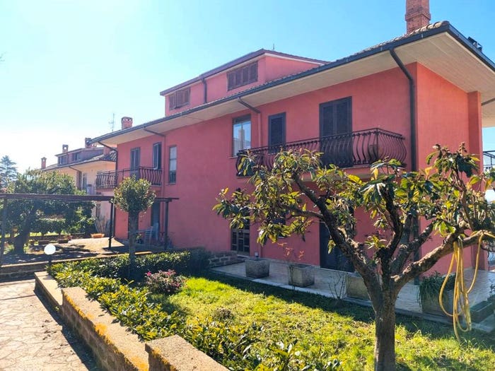 Casa trilocale in vendita in Via Alberto Passini, Centro, Caprarola