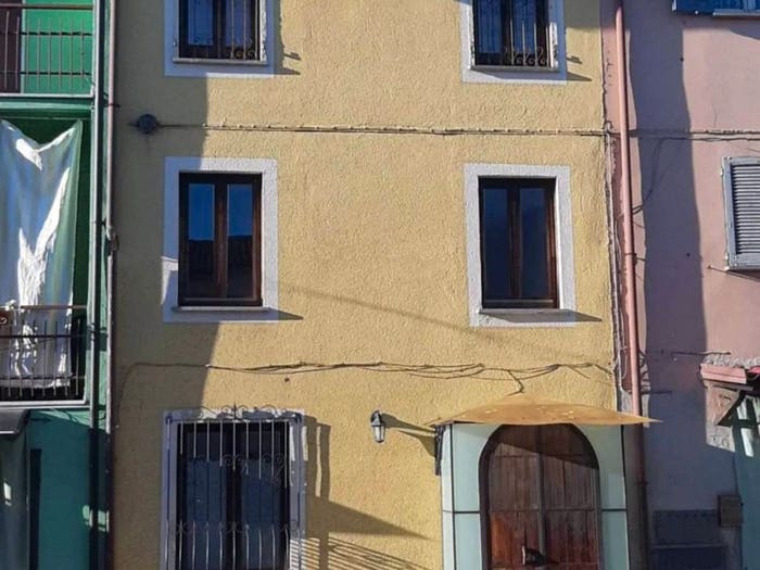 Casa quadrilocale in vendita in Via Edmondo De Amicis, Centro, Portalbera