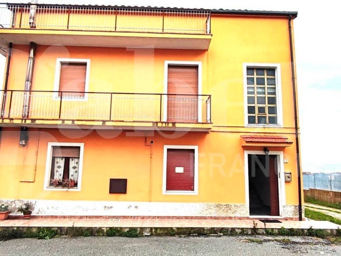 Appartamento con 5 locali in vendita in VIA C BATTISTI, Centro, Girifalco