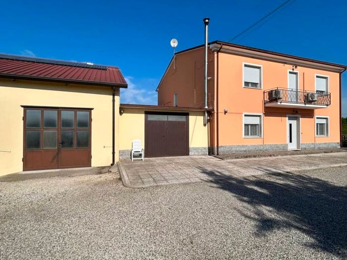 Casa con 6 locali in vendita in Via Provinciale, Bondeno