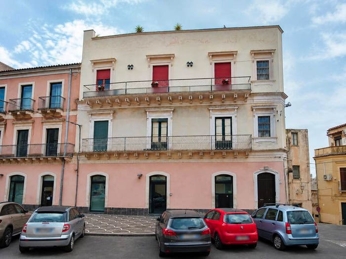 Appartamento con 6 locali in vendita in Piazza Indipendenza, Paternò